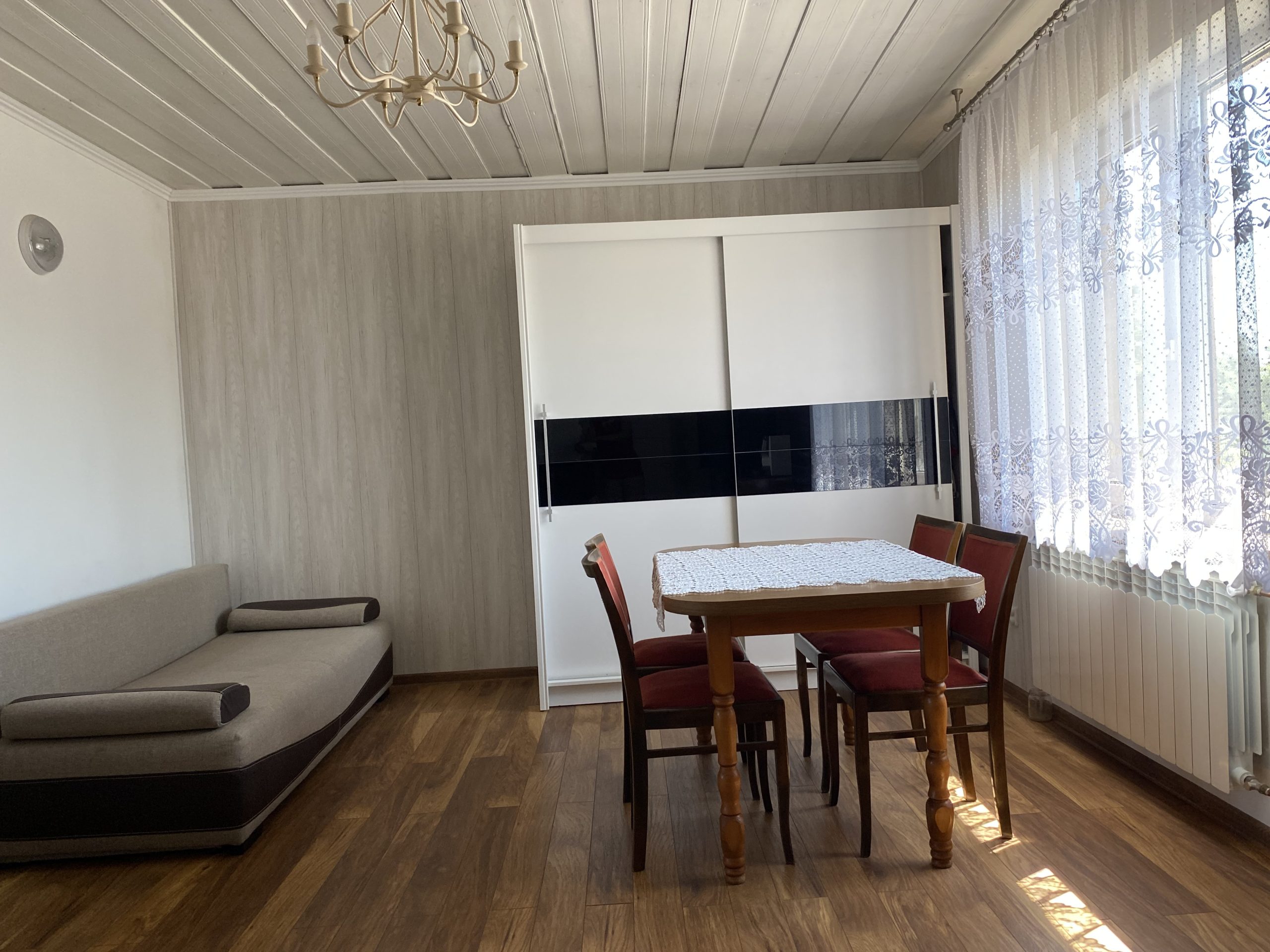 Salon z kominkiem