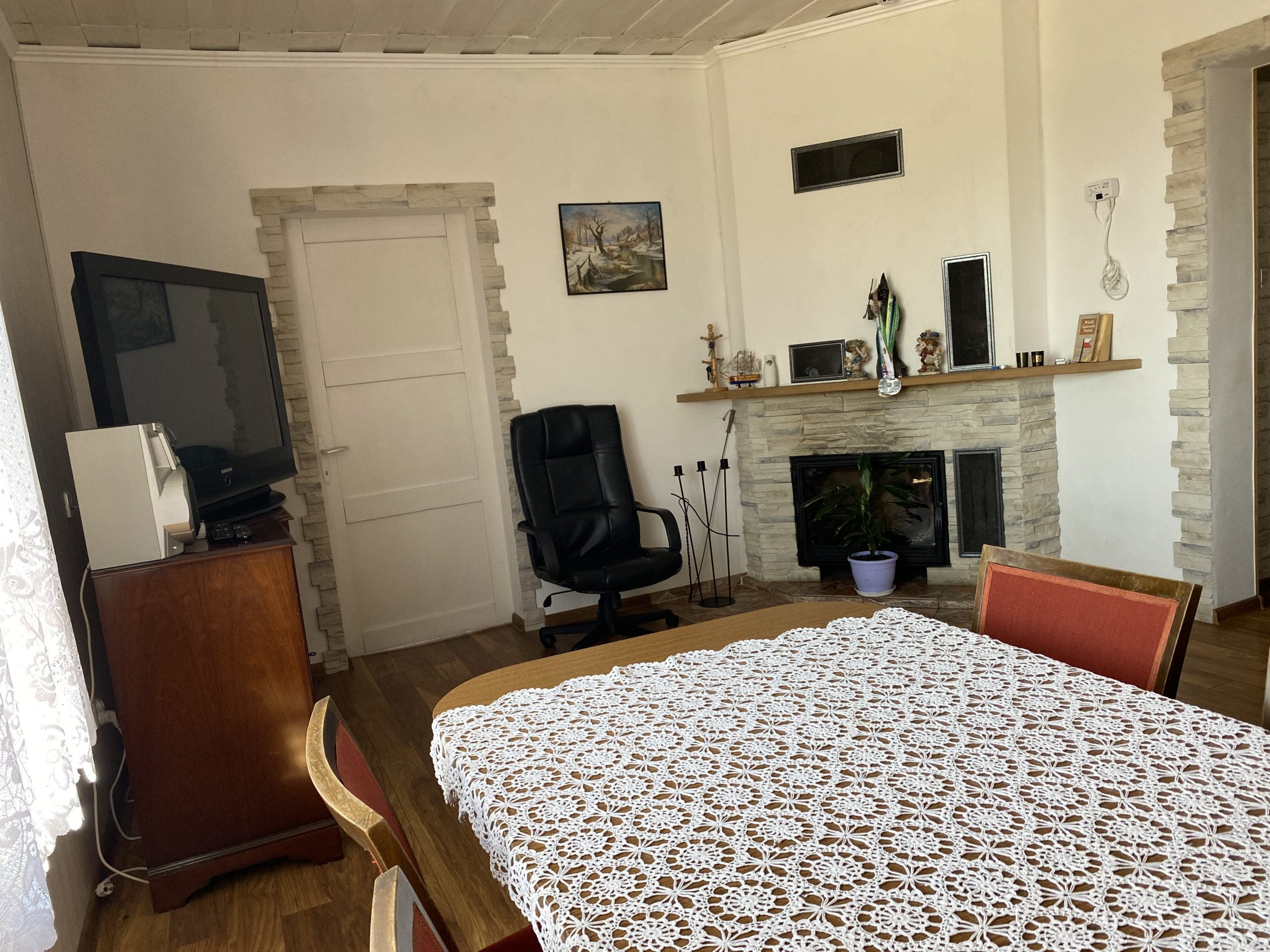 Salon z kominkiem